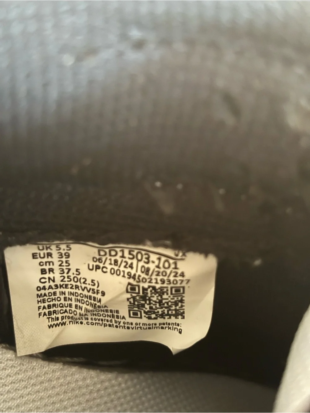 Nike Women's Black and White Athletic Sneakers